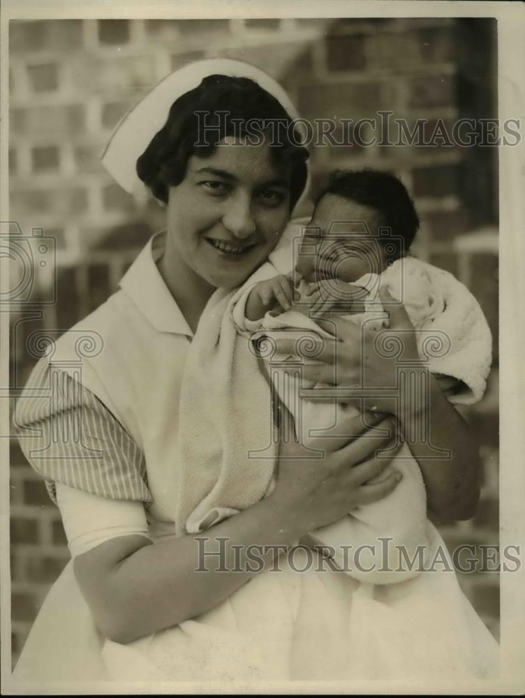 1925 Press Photo Baby Girl Left at on Doorstep in San Francisco - Historic Images