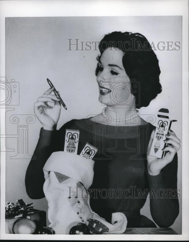 1959 Press Photo A woman with small gits for Christmas stockings - Historic Images