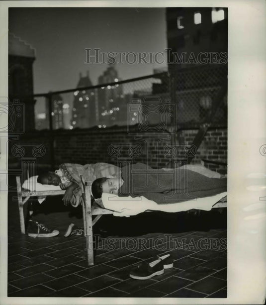 1961 Press Photo NYC YMCA Maurice Reid Jr, Kevin O;Neill camp on a roof - Historic Images
