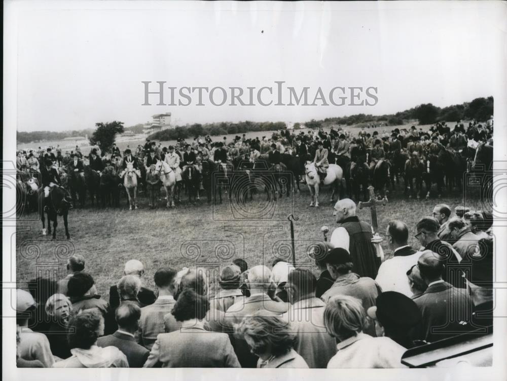 1955 Press Photo Epsom England, open air church service with riders - Historic Images