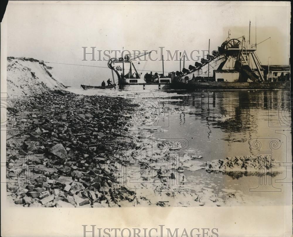 1932 Press Photo Holland North Coast dredging being returned to banks - Historic Images