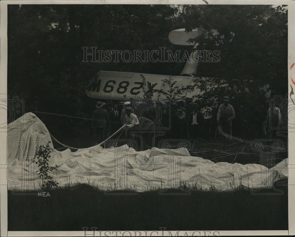 1930 Press Photo Wreckage of Plane &amp; Parachute - Historic Images