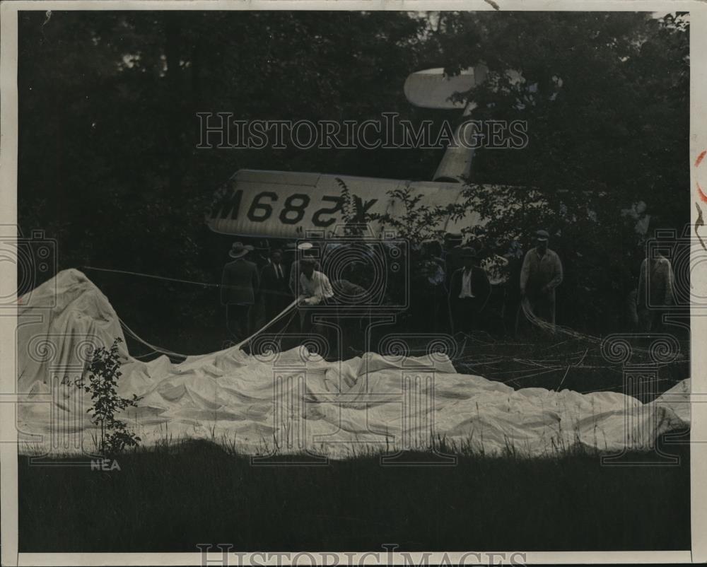 1930 Press Photo Wreckage of Plane & Parachute - Historic Images