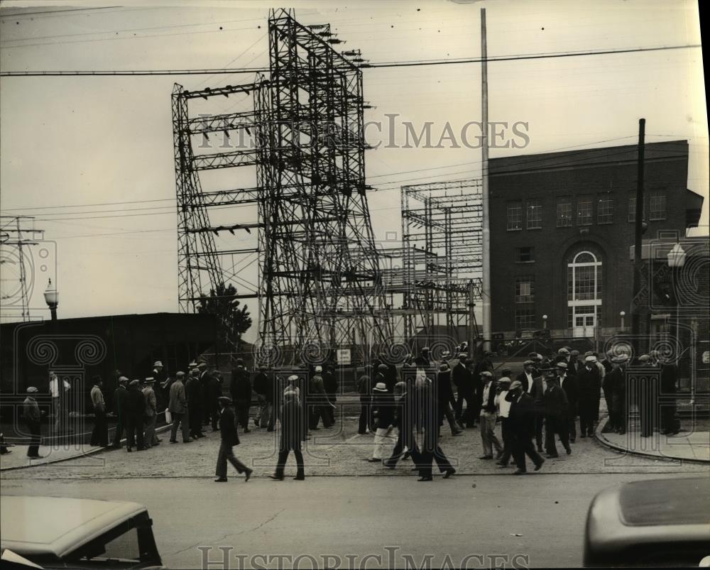 1935 Press Photo Strikers at Acme Plant of Toledo Edison Power Company - Historic Images