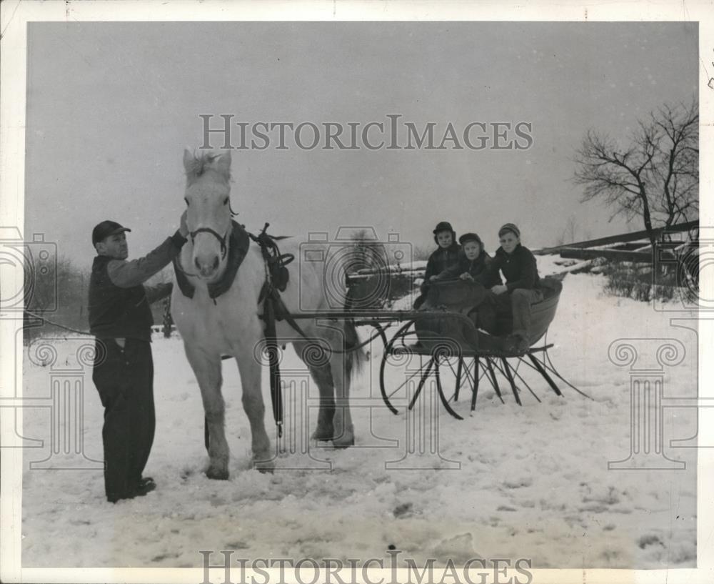 1942 Press Photo Winter Sleigh Profitable Business with Gas &amp; Tire Rationing - Historic Images