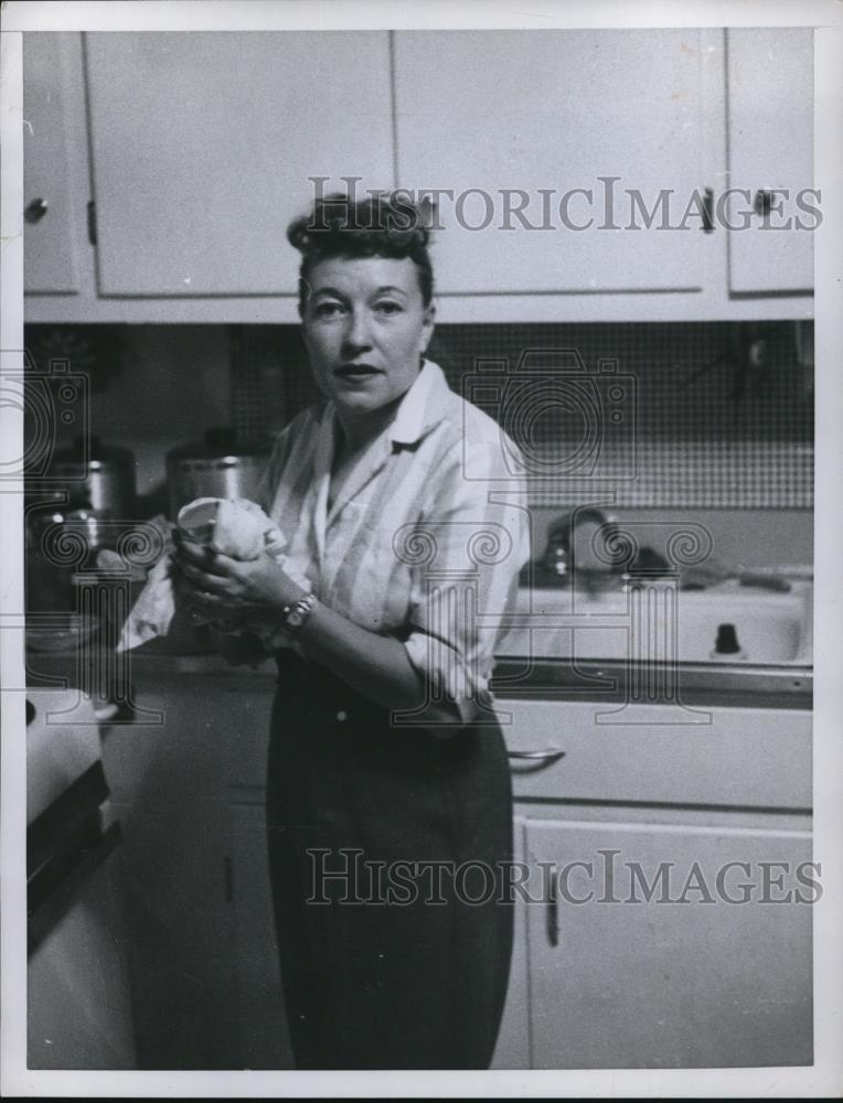 1958 Press Photo Mrs. Jim Paladino in the Kitchen - Historic Images