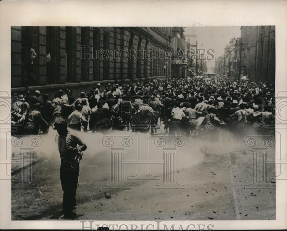 1940 Press Photo Mexican Students Clash With Political Group - Historic Images