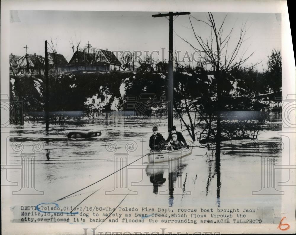 1950 Press Photo Toledo Fire Dept Rescue Boat Saving Jack Moritz &amp; His Dog - Historic Images