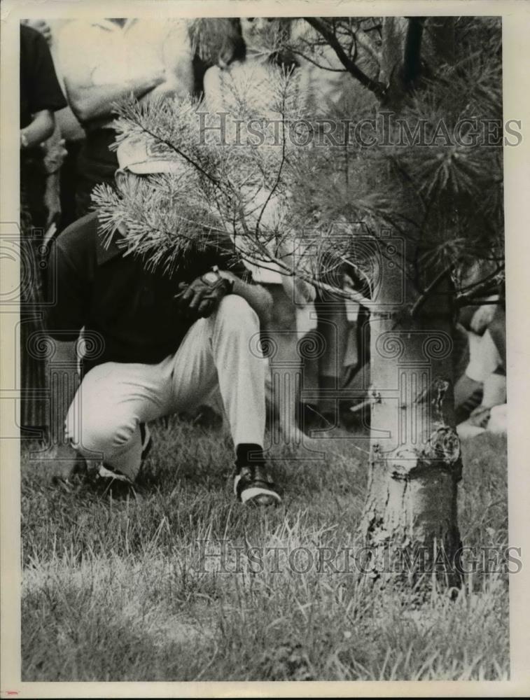 Press Photo Bobby Mitchell checks his lie off 10th fairway - Historic Images