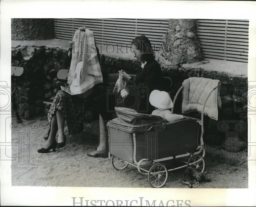 1941 Press Photo Lisbon, Edward VII Park await passage across Atlantic Ocean - Historic Images