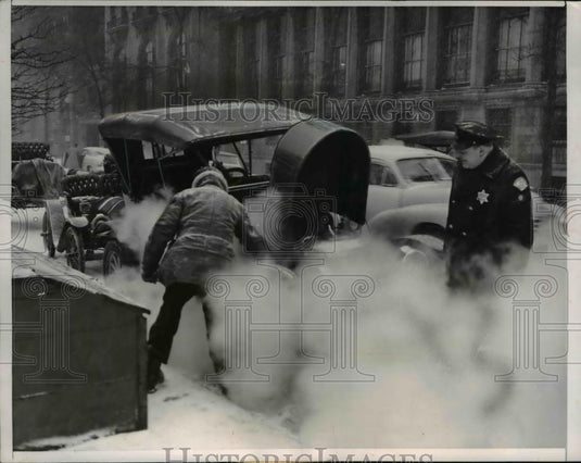 1952 Press Photo Policeman Eddie McNamara amused with Chicago's Snowstorm - Historic Images