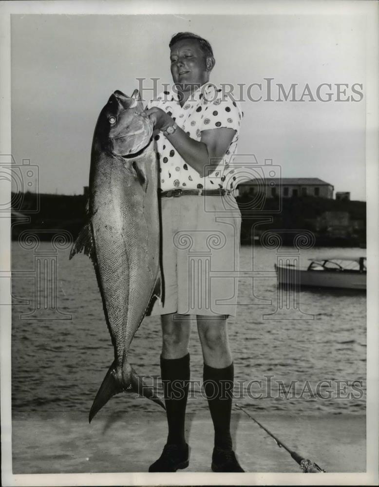 1960 Press Photo Hamilton Bermuda James A Pearman & Bonito he caught - Historic Images