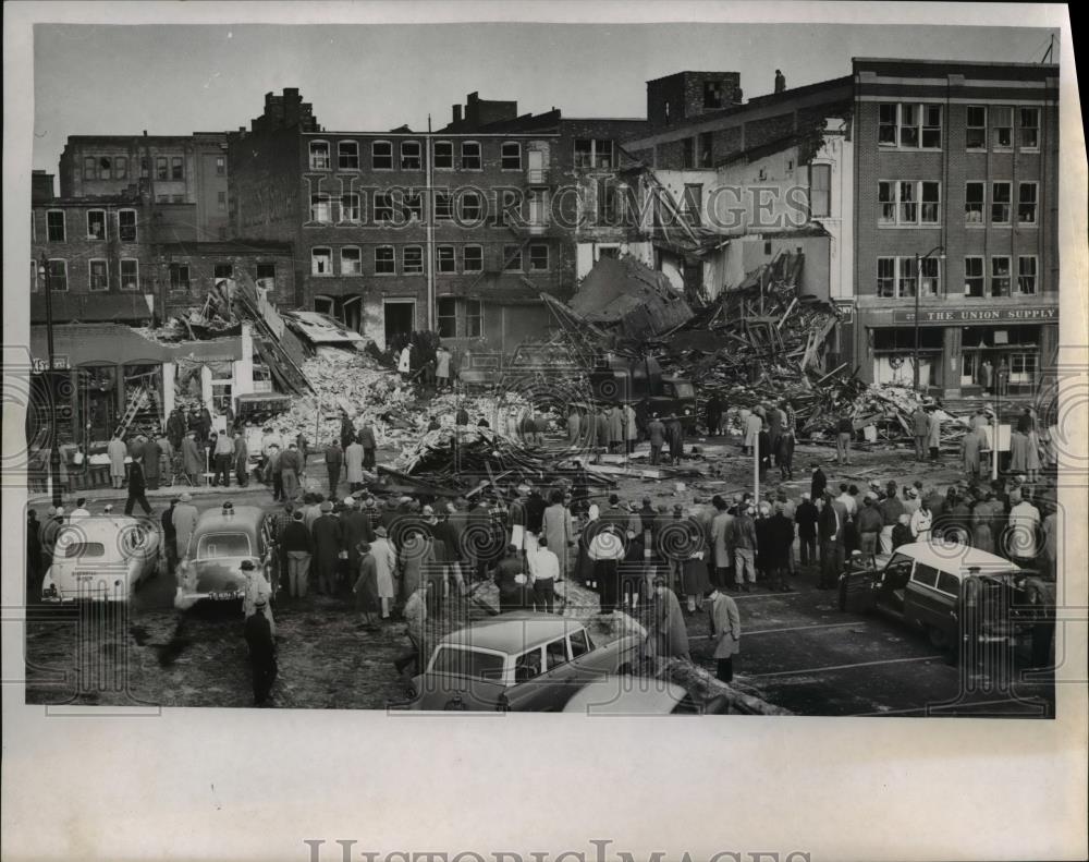 1958 Press Photo Explosion of Toledo Ohio Business - Historic Images