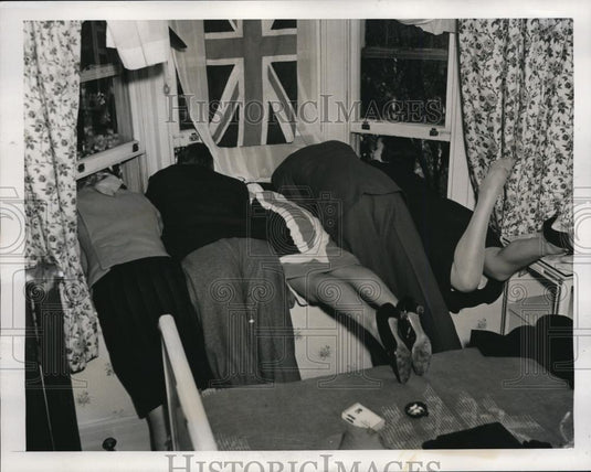 1939 Press Photo Canadians leaned out of window as their majesties pass streets - Historic Images