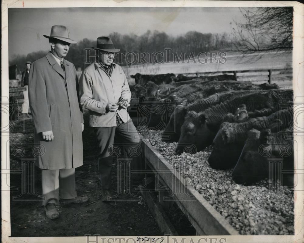 1947 Press Photo Eugene K. Denton (R) w/ Prof. William Ljungdarl - Historic Images