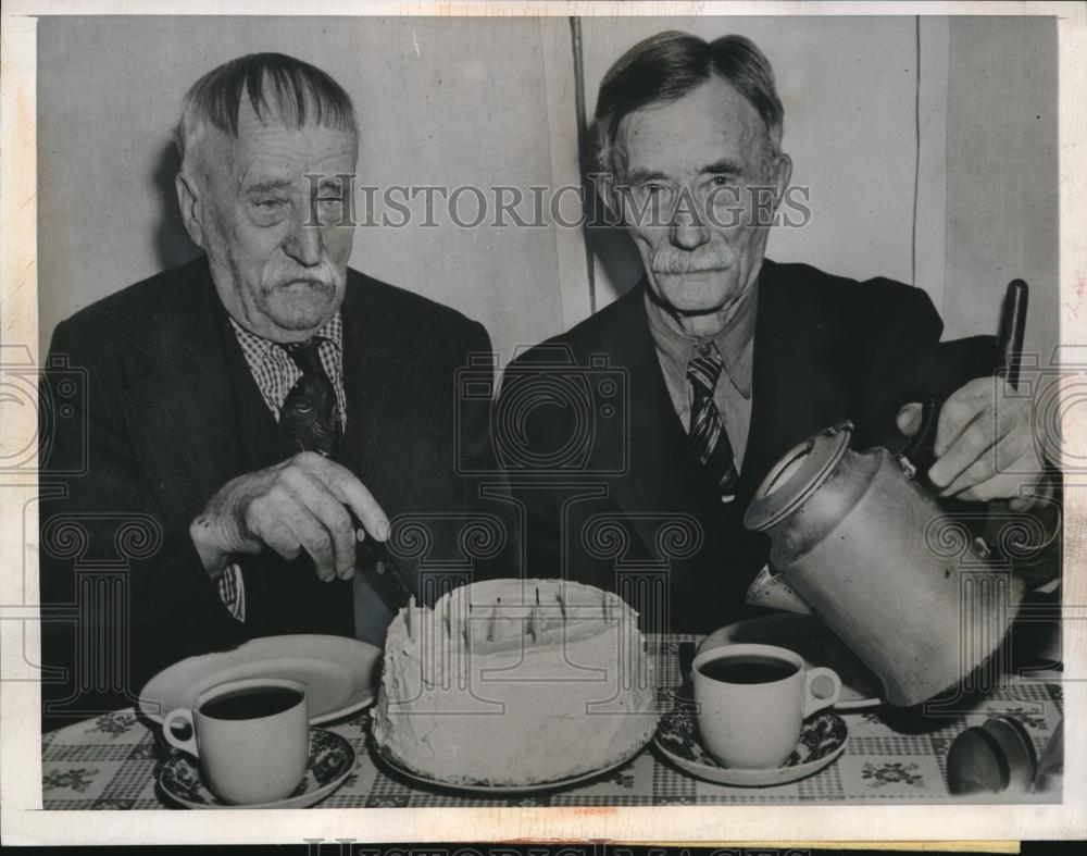 1947 Press Photo Minnesota&#39;s Oldest Set of Twins Hans * Ole Worken - Historic Images