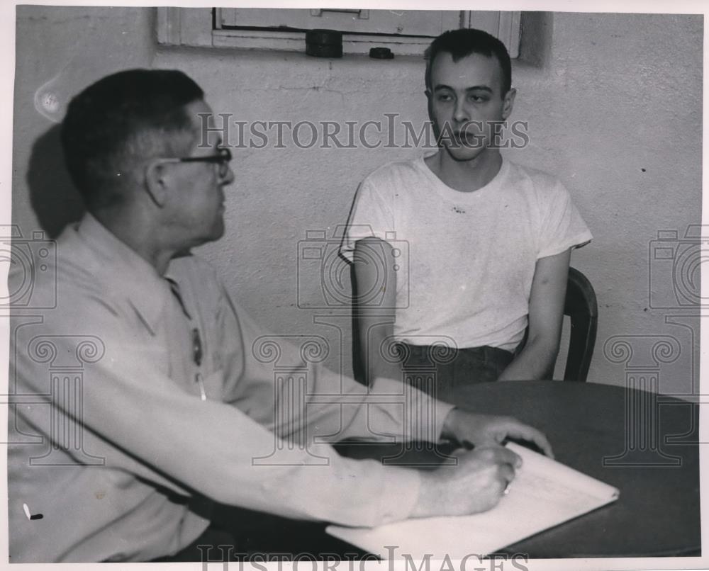 1954 Press Photo Robert E. Parks Questioned by James Meagley on Murdering Child - Historic Images