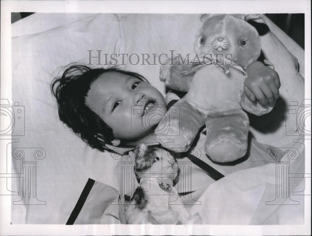 1958 Press Photo Mabel Chin Plays with Stuffed teddy - Historic Images