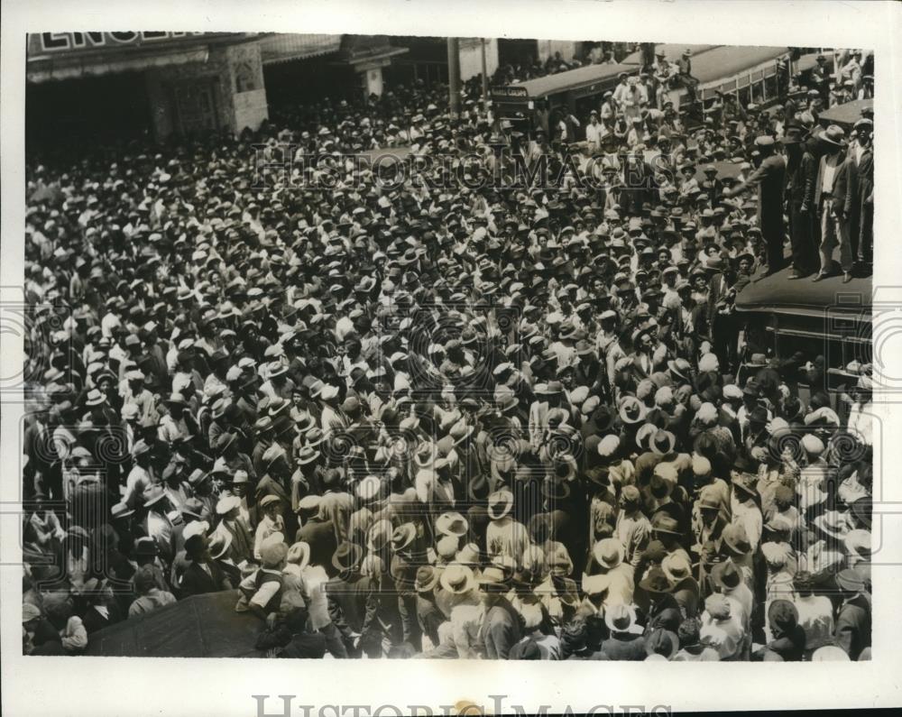 1932 Press Photo Mexican Taxi Drivers Protest Need for Identification - Historic Images