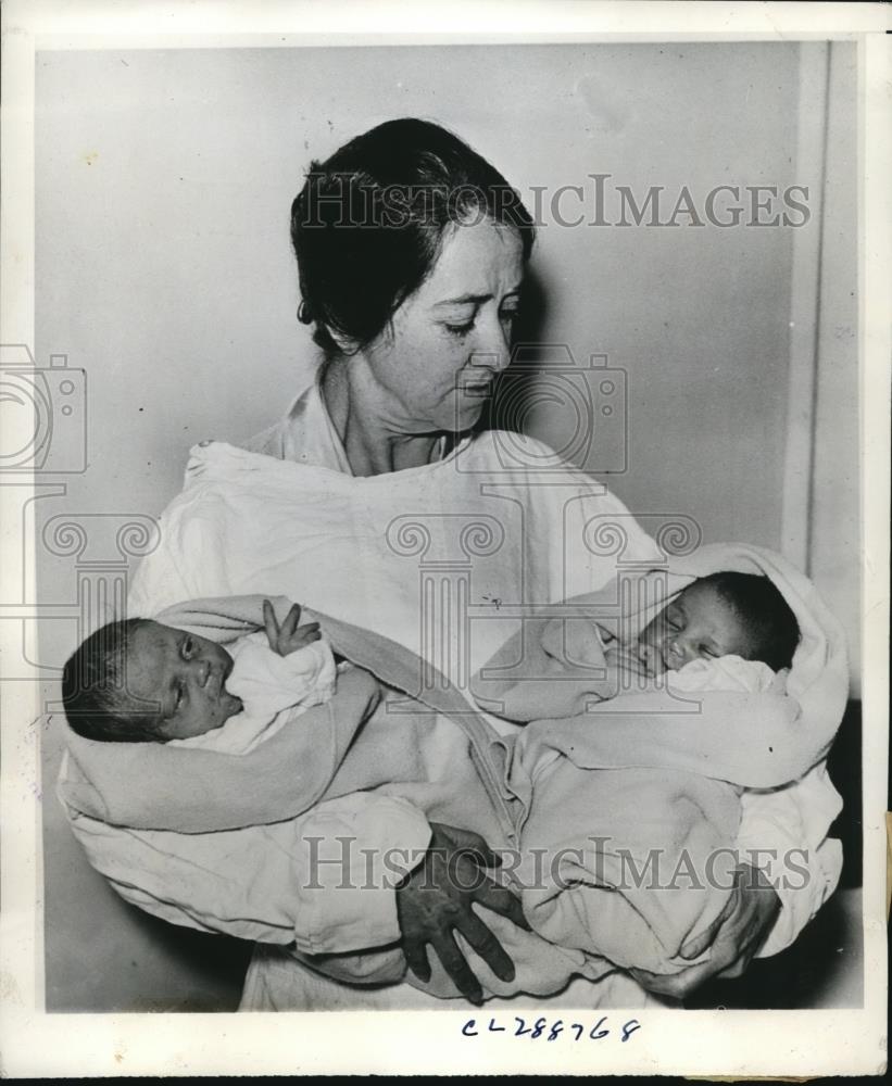 1954 Press Photo Twin Babies Abandoned in the arms of Mrs. Delia Gerke - Historic Images