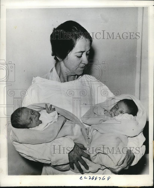 1954 Press Photo Twin Babies Abandoned in the arms of Mrs. Delia Gerke - Historic Images