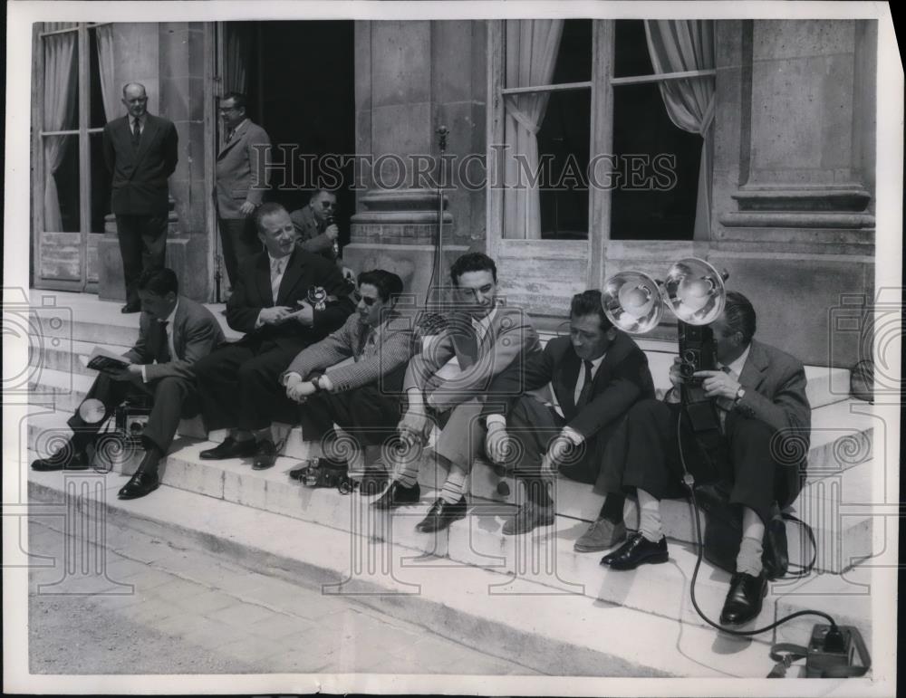 1957 Press Photo Paris France, new French government, reporters await decision - Historic Images