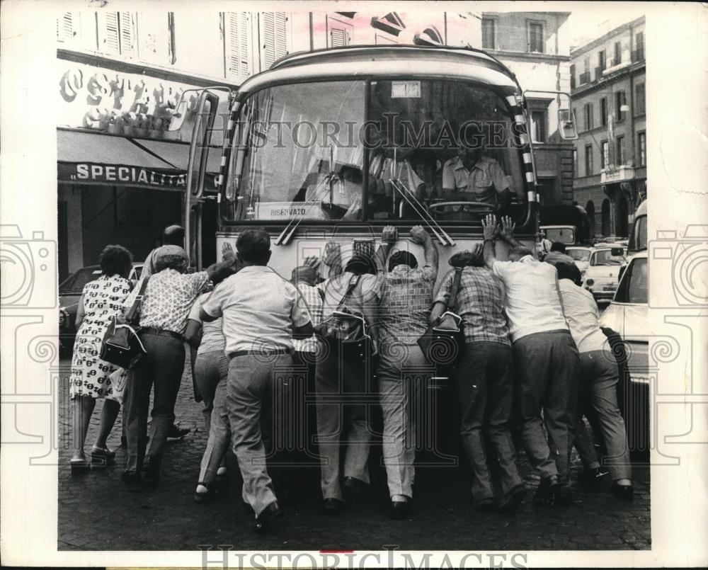 1973 Press Photo Rome Italy, bus at Trevi Fountain - Historic Images