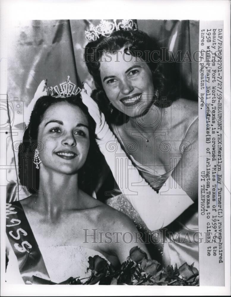 1959 Press Photo of Merilyn Kay Turner (L) crowned Miss Texas by Mary Nell - Historic Images