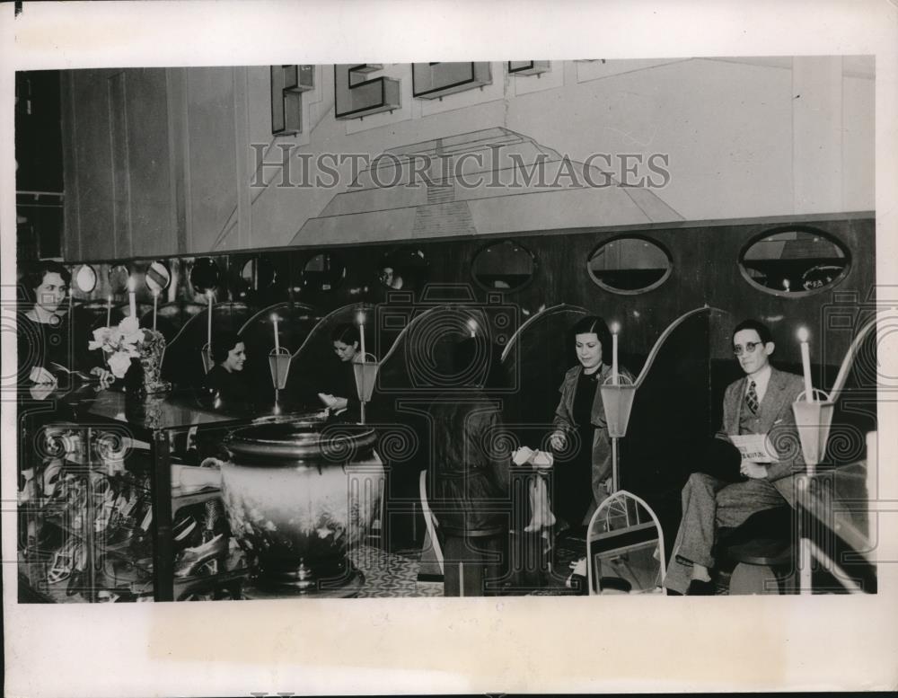 1936 Press Photo Mexican electrical workers strike, Mexico City light candles - Historic Images