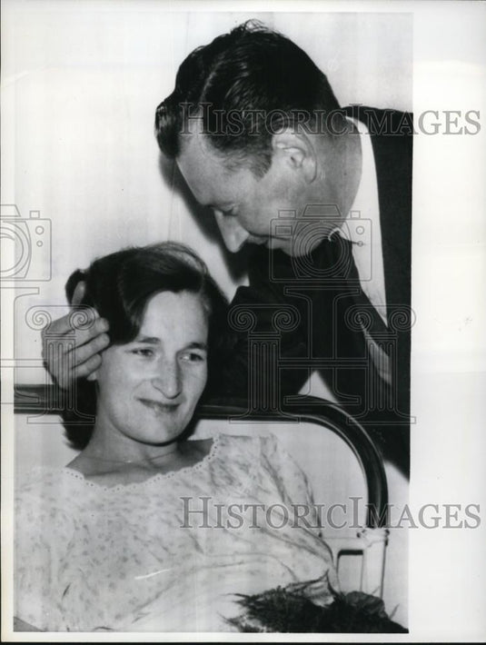 1964 Press Photo Paris Raymond Sambir & wif eMonique 1st European quintuplets - Historic Images