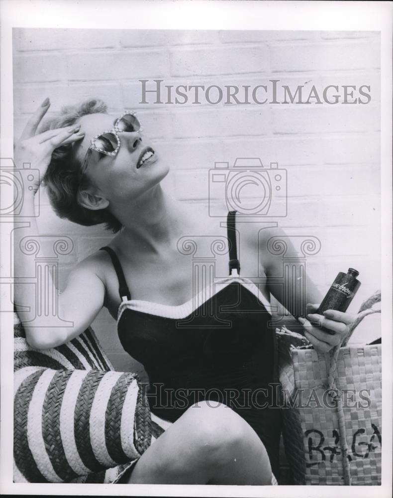 1954 Press Photo Tanning Lotion Being Used - Historic Images