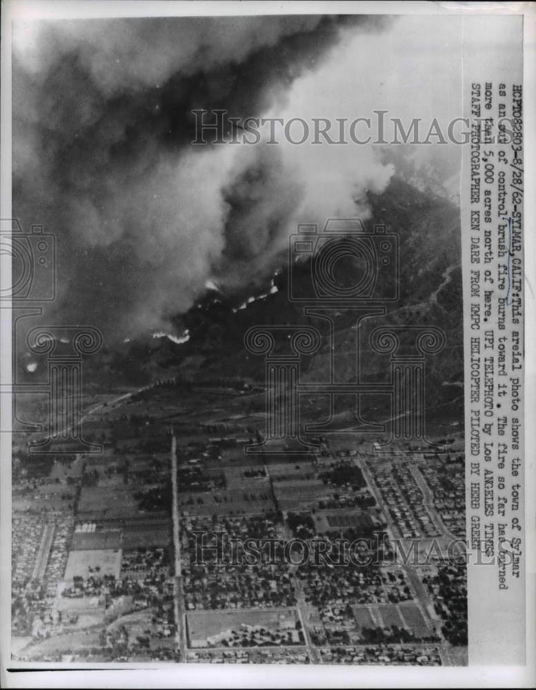 1962 Press Photo Sylmar Calif air view of out of control brush fire - Historic Images