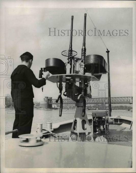 1953 Press Photo U.S. Navy Patrolman Richard Miller w Machine Gun, Rhine River - Historic Images