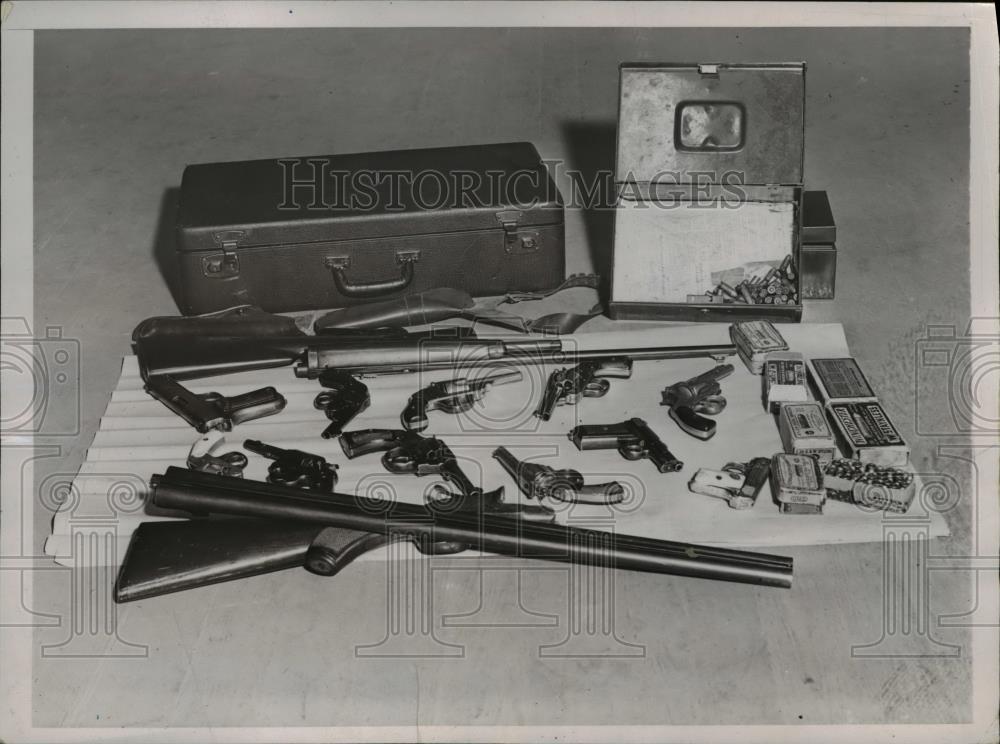 1935 Press Photo Weapons seized from Cleveland Ohio suspects - Historic Images