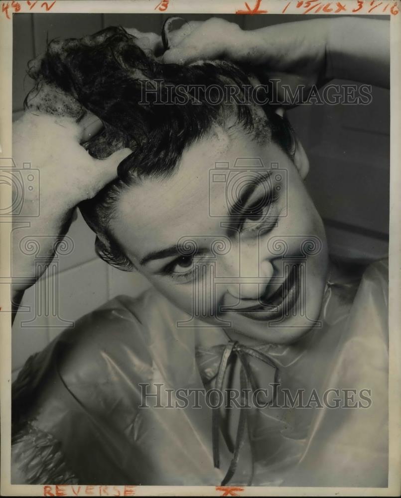 Press Photo Woman Shampooing Hair - Historic Images