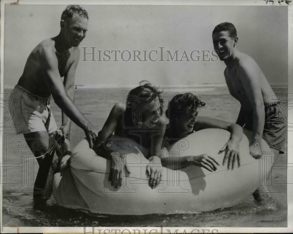 1944 Press Photo Lt jg M Blackman, Cmdr JH Smith, Lt L Bucher, Lt J Carpenter - Historic Images