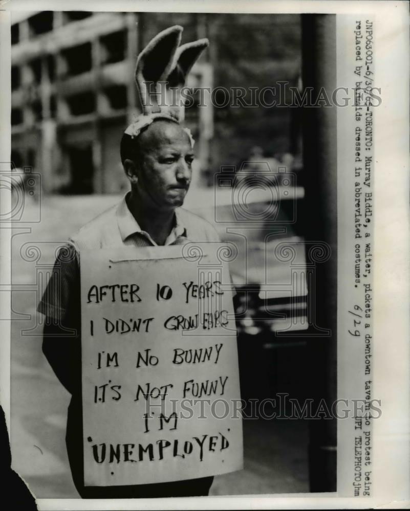 1965 Press Photo Toronto Canada Murray Biddle waiter pickets tavern - Historic Images