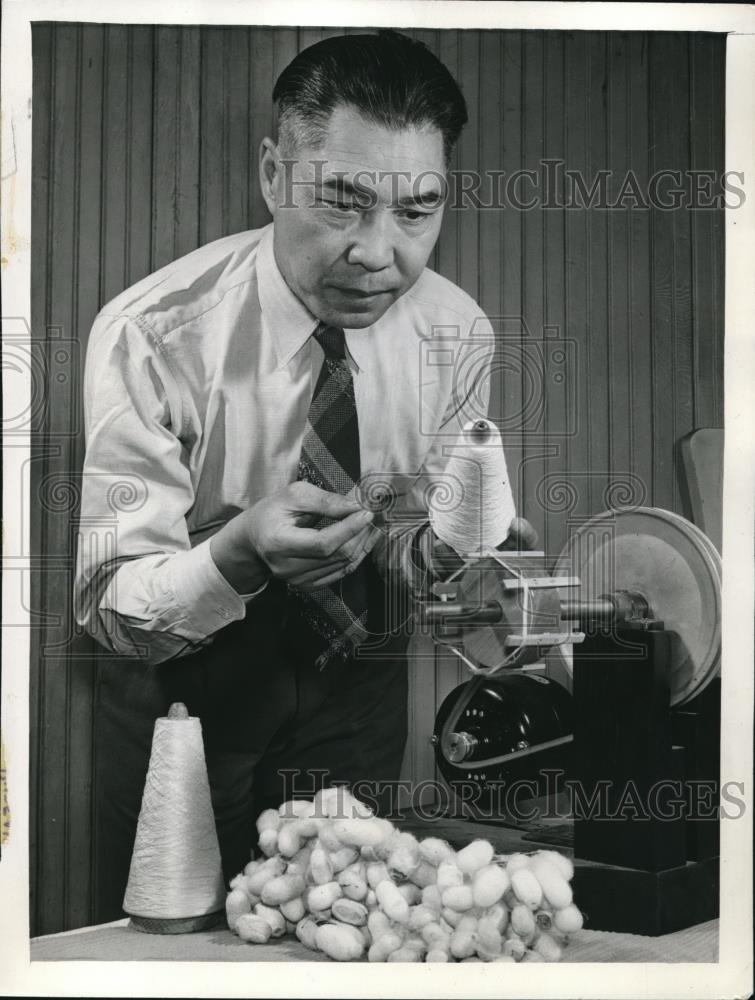 1943 Press Photo of James V. Loong, making silk. - Historic Images