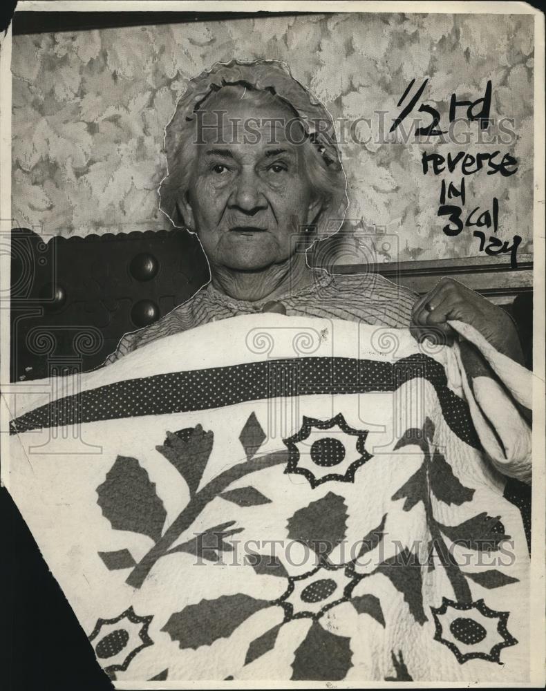 1926 Press Photo Grandma Berry Holding Quilt - Historic Images