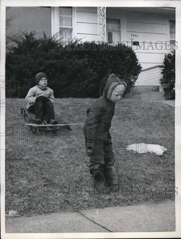 1960 Press Photo Bruce McPheeters w/ playmate Jimmy Smith in Minneapolis - Historic Images