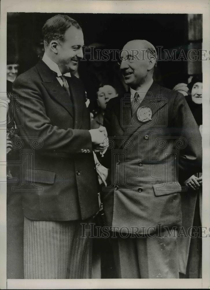 1935 Press Photo British Statesmen Marcus Samuels, A.A. Watson Shake Hands - Historic Images