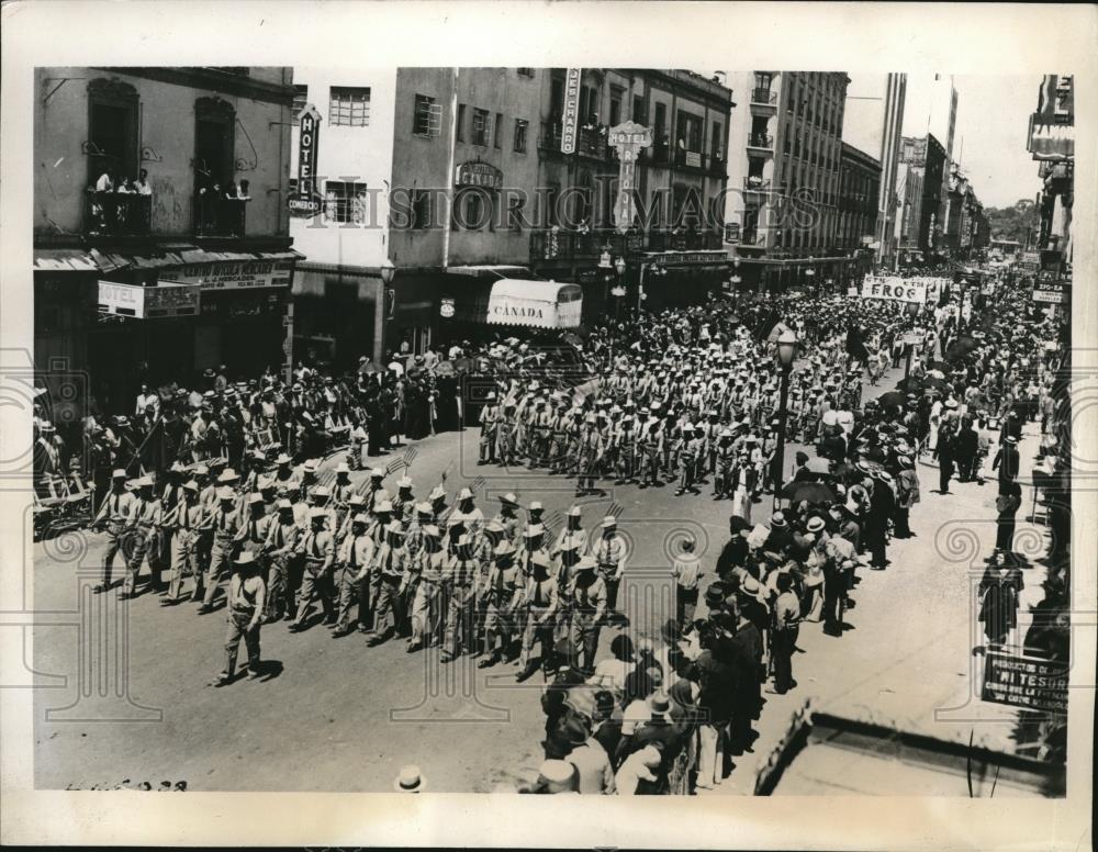 1939 Press Photo Mexico City workers militia parade at May Day - Historic Images