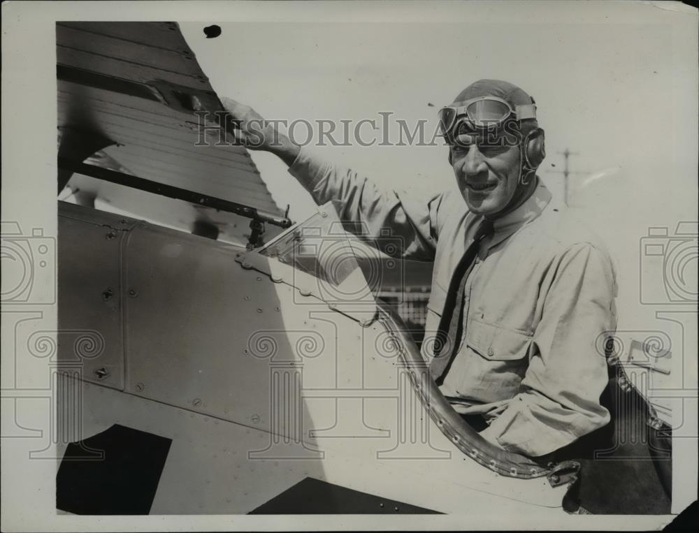 1933 Press Photo Lt Lawson Sanderson in his Marine palne at Quantico Va - Historic Images