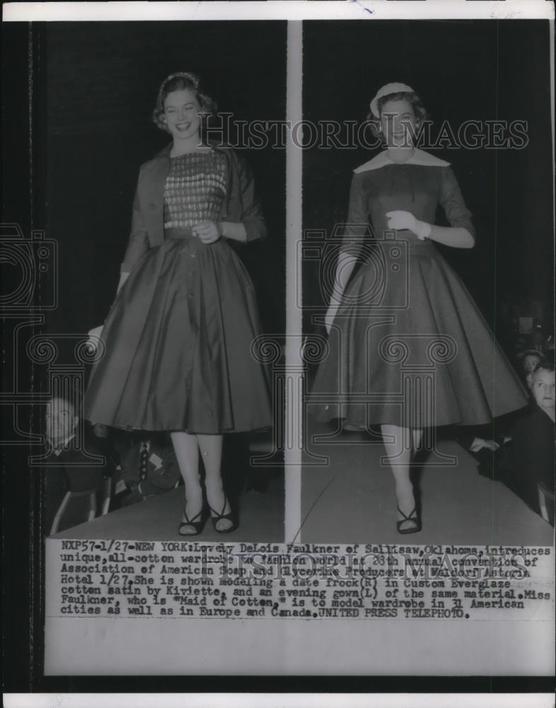 1955 Press Photo DeLois Faulkner on Catwalk in New York - Historic Images