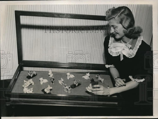 1940 Press Photo Jeanne McVoy, examines a combination hobby & cocktail table - Historic Images