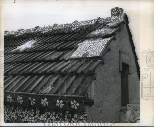 1959 Press Photo Hayman Isidore Putting Art on Roof of Crockery Castle - Historic Images