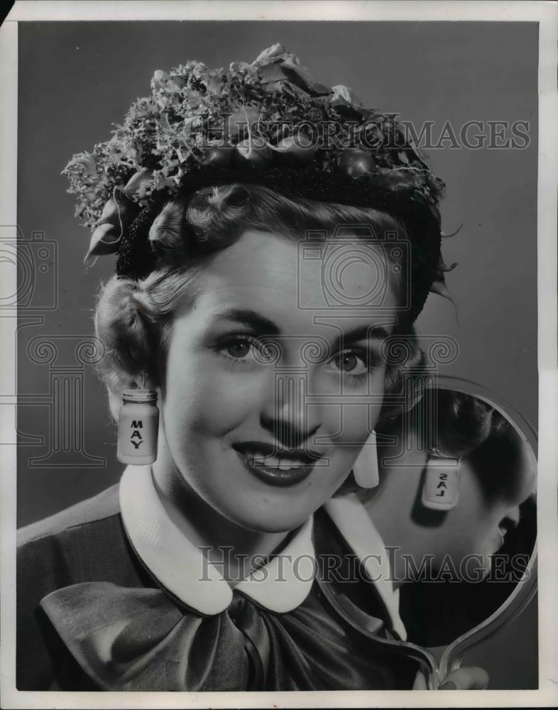 1954 Press Photo Salad Vegetable Hat Jar Earrings Jean Morehead Mayonnaise Week - Historic Images