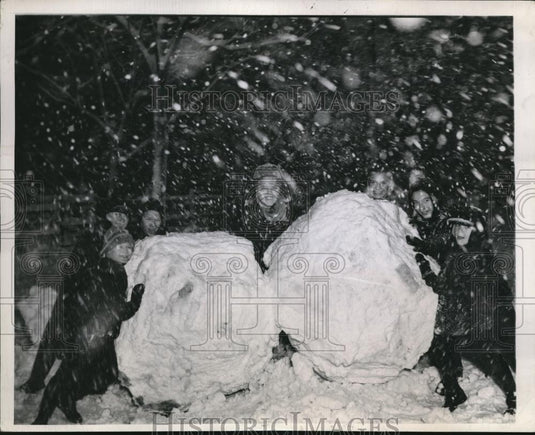1944 Press Photo Youngsters gambol amidst 9 inch snow in Chicago - Historic Images