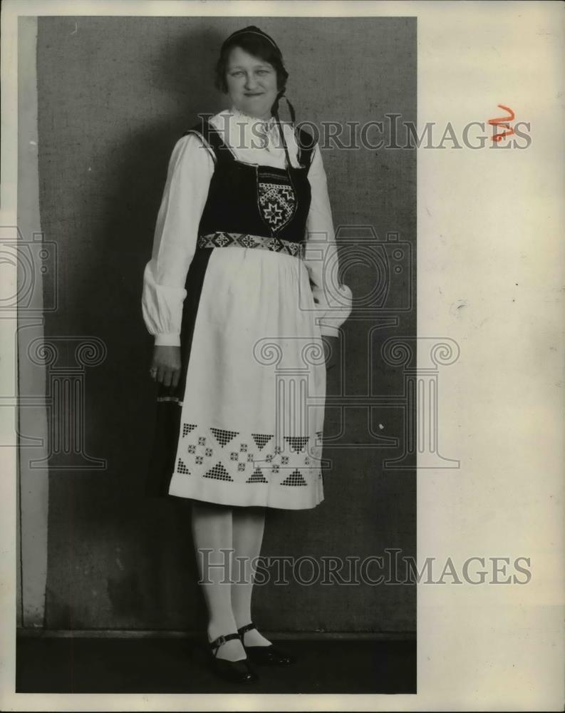 Press Photo Mrs Esther Holmes in Norwegian costume - Historic Images