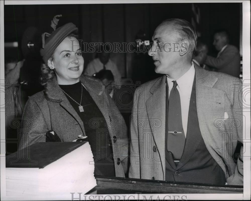 1953 Press Photo Chicago Ann D Schmidt sec to Al Barraira of Argentina - Historic Images